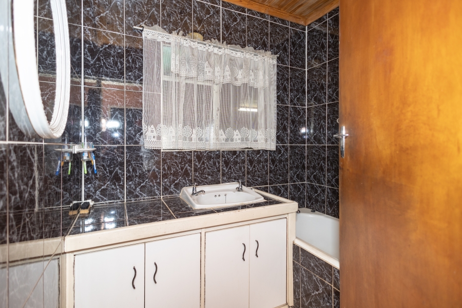 3 Bedroom Property for Sale in Uitsig Western Cape